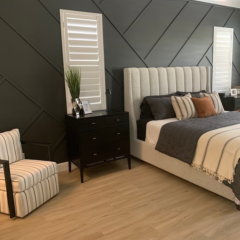 Decor perete accent de culoare antracit cu baghete din poliuretan montate în unghiuri diagonale în dormitor modern
