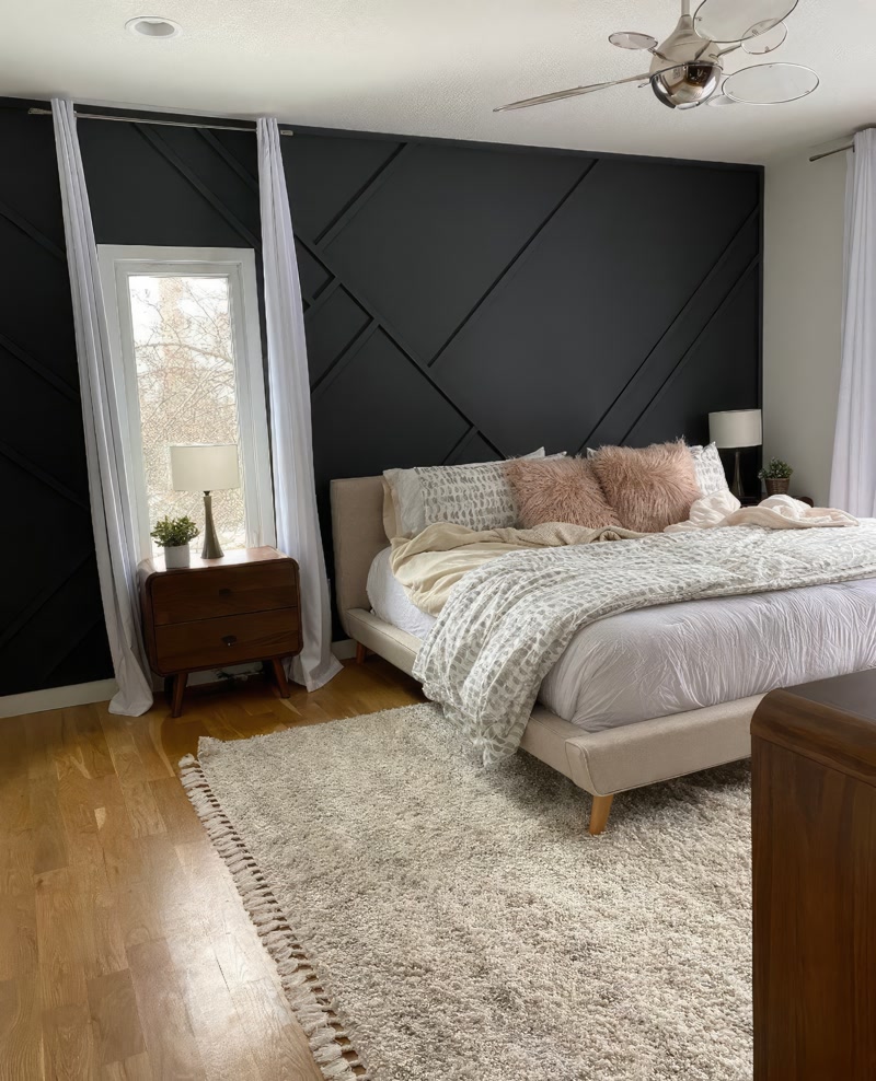 Perete accent negru în dormitor modern decorat cu profile din poliuretan P851350 în linii diagonale.