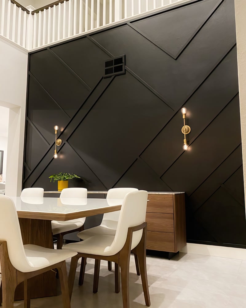 Perete de accent negru cu profile din poliuretan P851350 montate geometric într-o zonă modernă de dining.