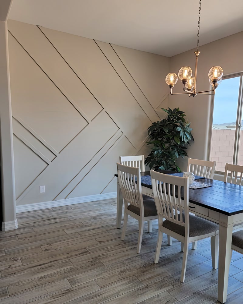 Perete decorat cu profil din poliuretan P851350 dispus diagonal într-un spațiu de dining modern cu lumină naturală.