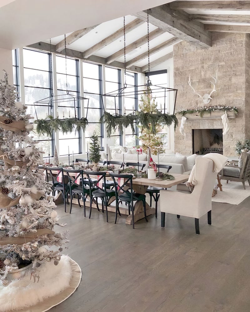 Tavan rustic înalt decorat cu grinzi din poliuretan gri lemn în living spațios cu șemineu și ferestre mari.