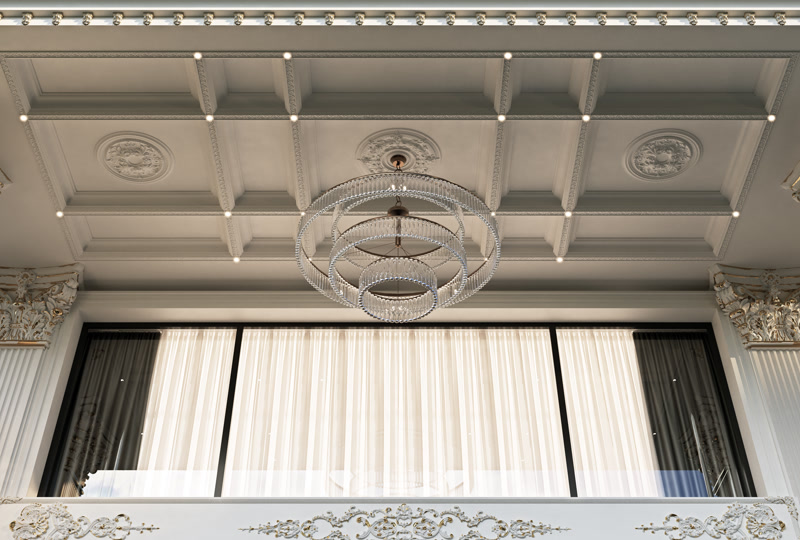 Plafon casetat decorat cu rozete din poliuretan P7128, profile P82062 și candelabru de cristal în vilă neoclasică.