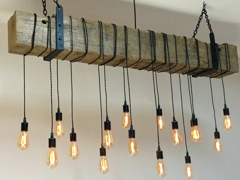 Grindă din poliuretan decorativă cu aspect de lemn masiv folosită ca corp de iluminat suspendat cu becuri Edison.