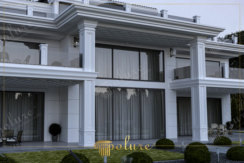 Fațadă exterioară de vilă modernă decorată cu coloane dreptunghiulare și profile din poliuretan alb pe fundal vitrat