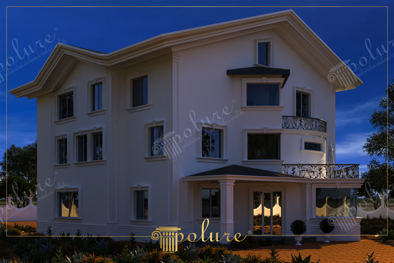 Fațadă albă de vilă modernă cu profile decorative din poliuretan, ancadramente de ferestre și coloane de susținere iluminat noaptea.