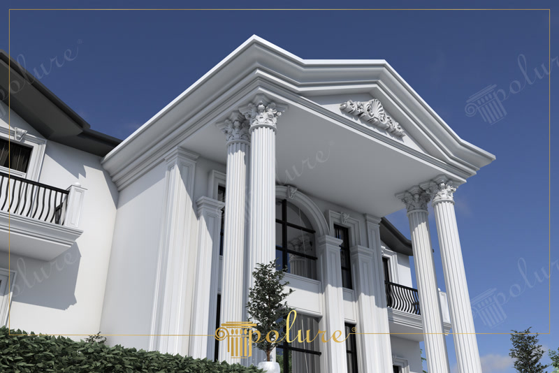 Fațadă de vilă clasică cu coloane din poliuretan, fronton decorativ ornamentat și balcoane cu balustradă neagră.