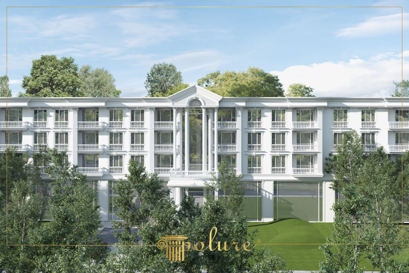 Fațadă albă neoclasică cu coloane din poliuretan, fronton ornamental și balustrade elegante pe un fundal natural.