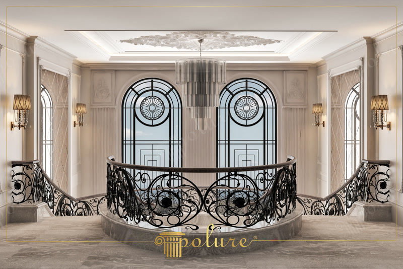 Hol clasic spectaculos cu scară dublă, cornișe decorative din poliuretan, ferestre boltite și rozetă pe tavan.