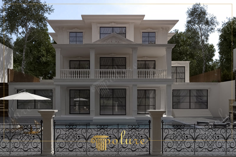 Fațadă albă de vilă clasică decorată cu coloane, balustrade și profile din poliuretan lângă piscină exterior.