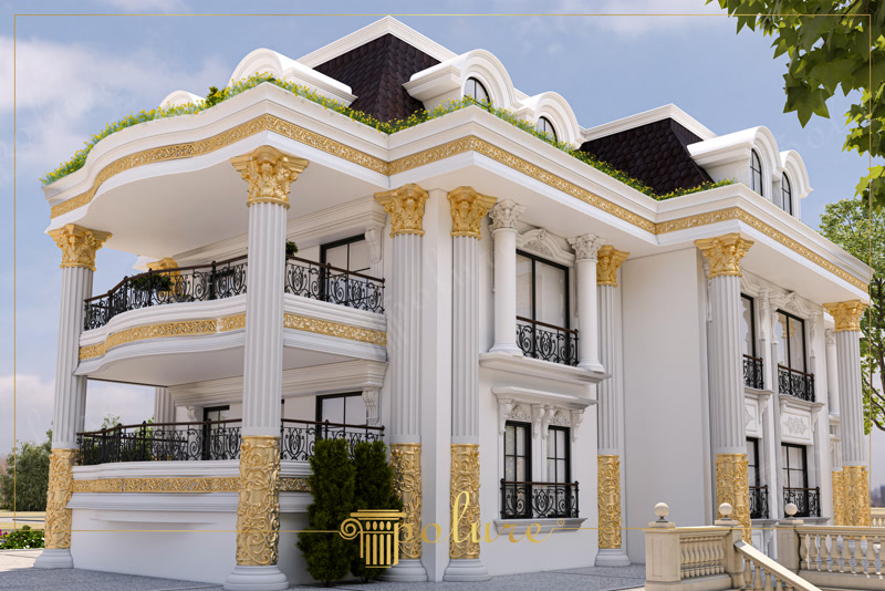 Fațadă albă de vilă clasică cu coloane din poliuretan cu capiteluri aurii și ancadramente decorative de fereastră