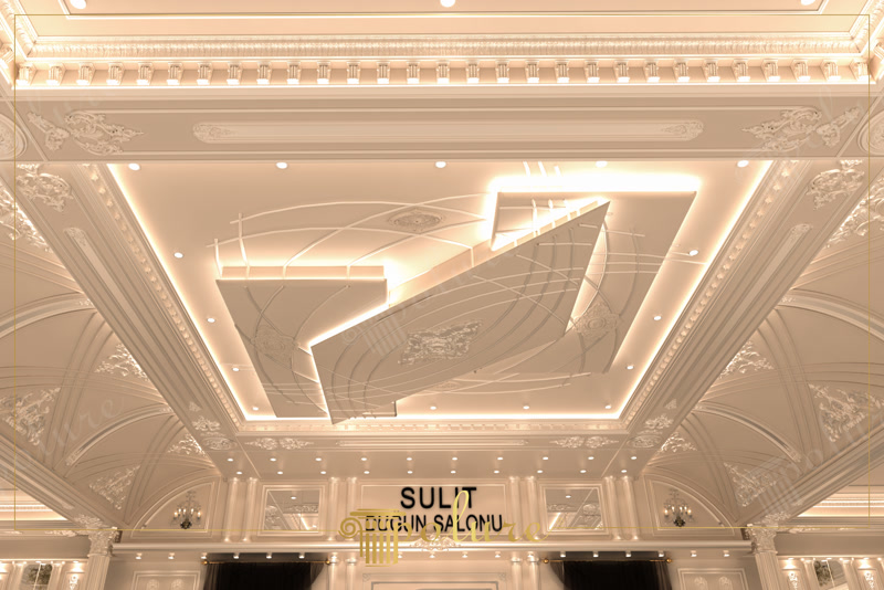 Plafon casetat cu iluminat indirect si coloane decorative din poliuretan intr-un salon de nunta clasic.