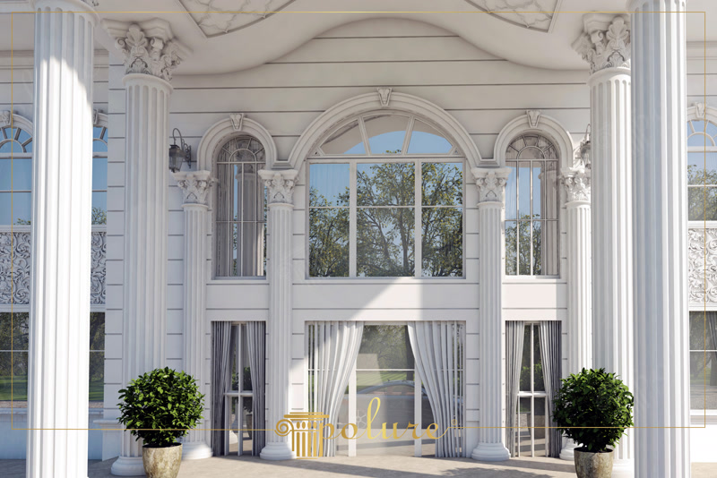 Fațadă albă de vilă clasică cu coloane din poliuretan, arcuri decorative și panouri cu basorelief la exterior.