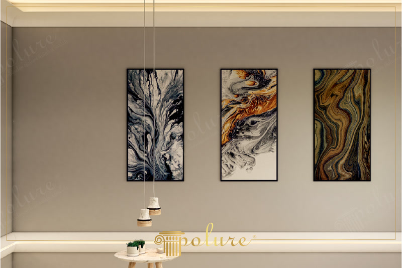 Perete modern cu tablouri abstracte și iluminat indirect prin profile din poliuretan P81373 și P81991.