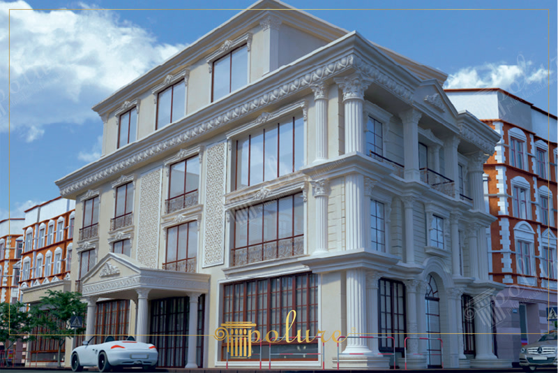 Fațadă rezidențială clasică decorată cu coloane, pilatri și ancadramente din poliuretan alb pe clădire cu trei niveluri.