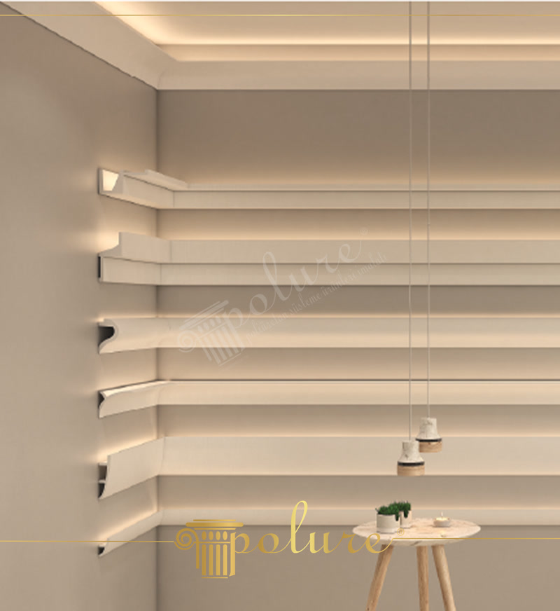 Perete modern decorat cu profile din poliuretan pentru iluminat indirect LED și benzi luminoase paralele