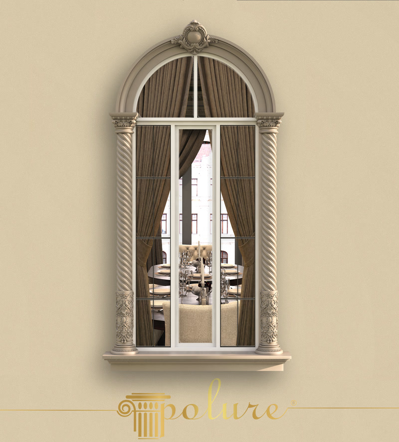 Fereastră arcuită pe fațadă crem cu ancadrament ornamental din poliuretan și coloane decorative răsucite.
