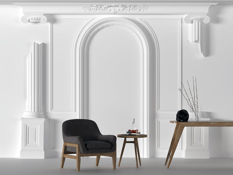 Perete decorat cu arcadă din poliuretan P1470D101VI, pilatri și fotoliu modern pe fundal alb pătat.
