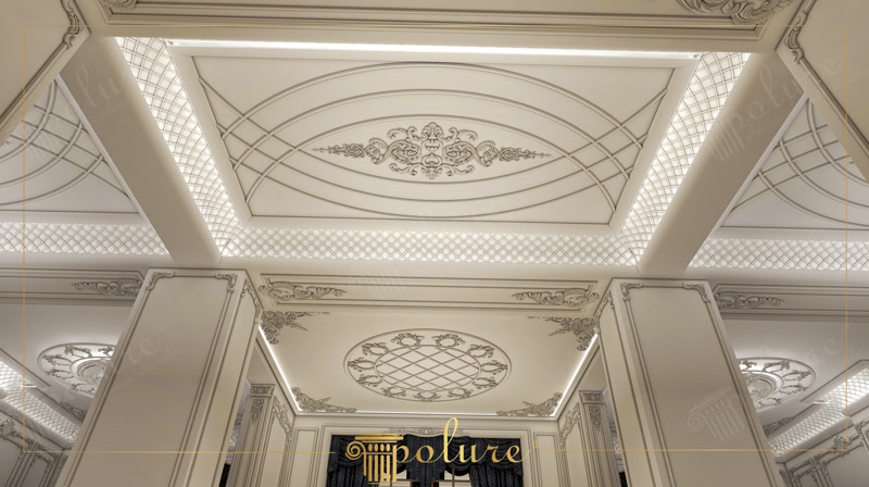 Decor de tavan casetat și pilaștri din poliuretan într-o sală de evenimente amenajată în stil clasic.
