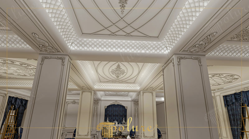 Design de interior clasic cu plafoane casetate din poliuretan, stâlpi masivi cu profile decorative și iluminat mecanic.