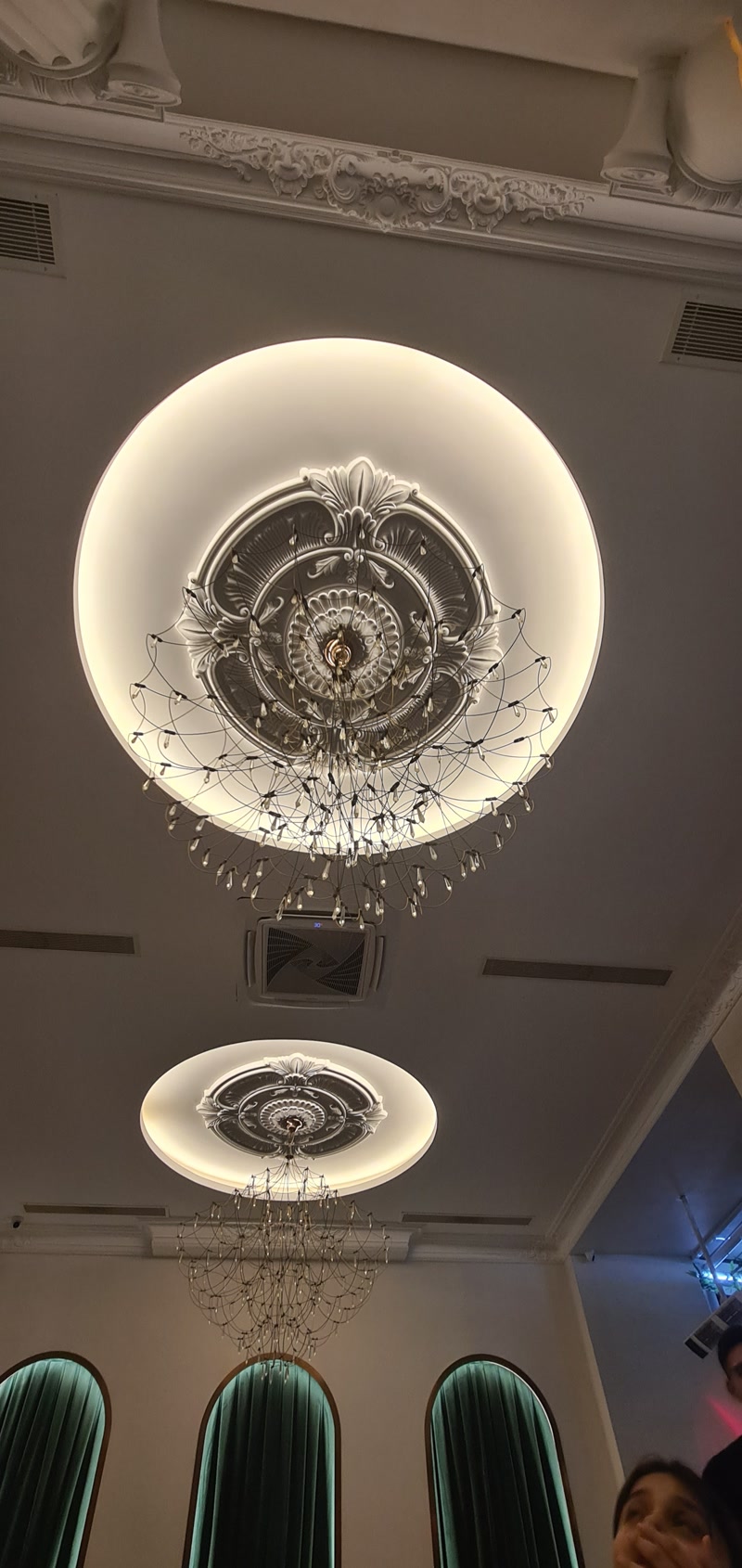 Plafon ornamental cu cupolă și rozetă din poliuretan P7145L iluminată indirect în stil clasic reinterpretat