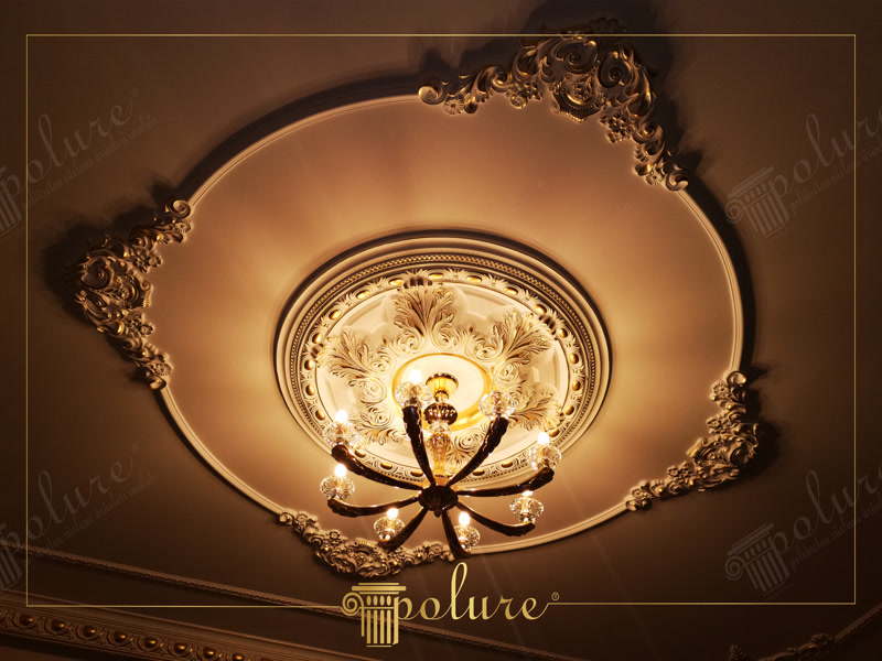 Tavan clasic decorat cu cupolă din poliuretan P7168, ornamente de colț P8046 și candelabru cu lumină caldă.