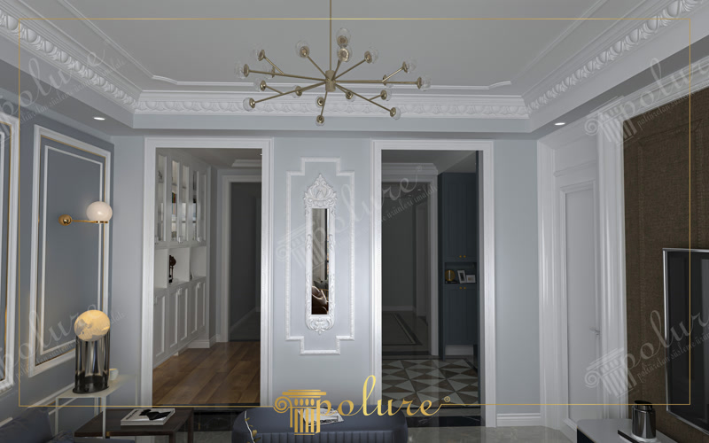 Amenajare living clasic reinterpretat cu profilare din poliuretan albă pe perete gri și candelabru auriu.