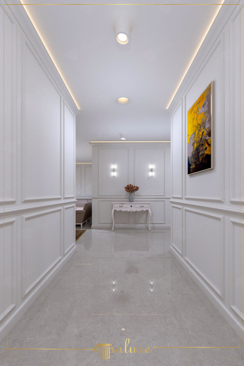 Coridor modern decorat cu profile din poliuretan, baghete perete, plintă albă și iluminat LED integrat.