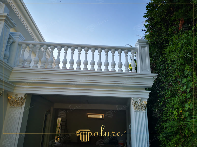 Balustradă albă din poliuretan PB7516 și pilaștri decorativi P5030 cu capitel auriu pe fațada unei vile clasice.