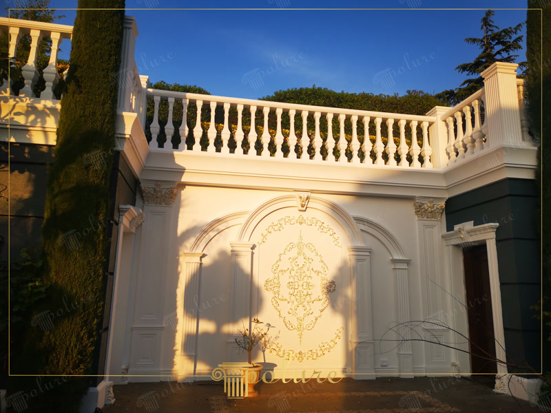 Fațadă rezidențială clasică decorată cu pilatri din poliuretan, arcuri P1456D160VIC și balustradă la nivelul terasei.
