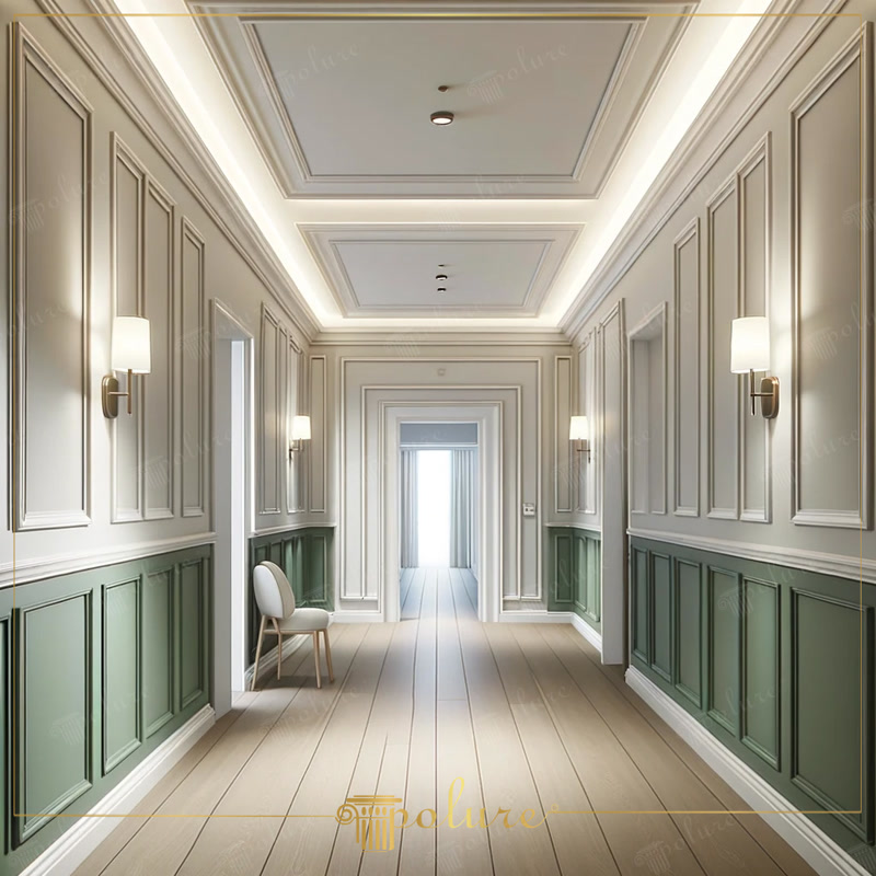 Hol lung amenajat în stil clasic cu profilerie din poliuretan, perete verde sage și iluminat indirect la tavan.