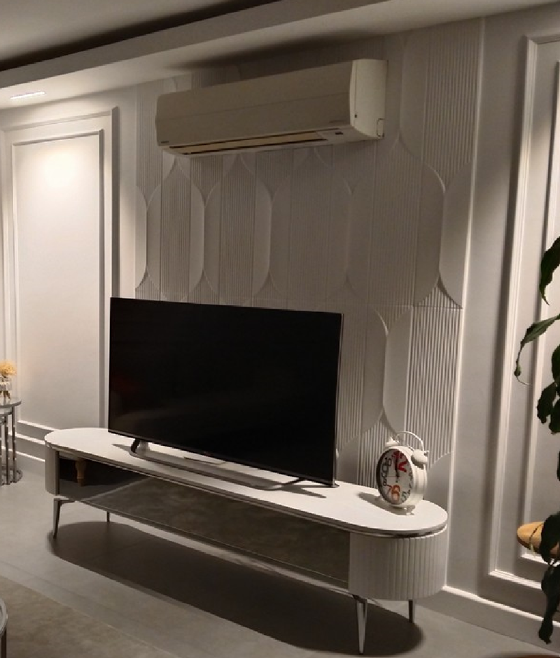 Perete TV modern amenajat cu panouri din poliuretan 3D model P312020 și ancadramente decorative albe.