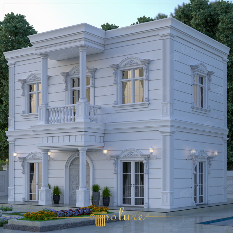 Fațadă albă de vilă cu două niveluri decorată cu coloane pilastru, ancadramente de fereastră și balustrade din poliuretan.