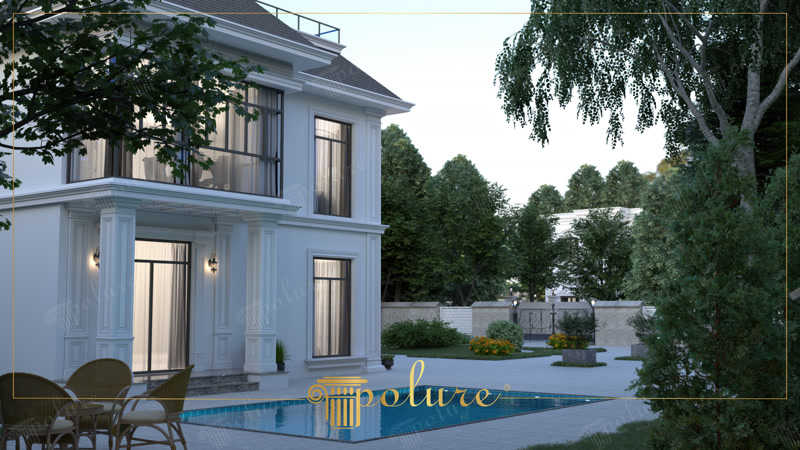 Fațadă de vilă neoclasică cu pilatri din poliuretan și ancadramente elegante la ferestre lângă piscină