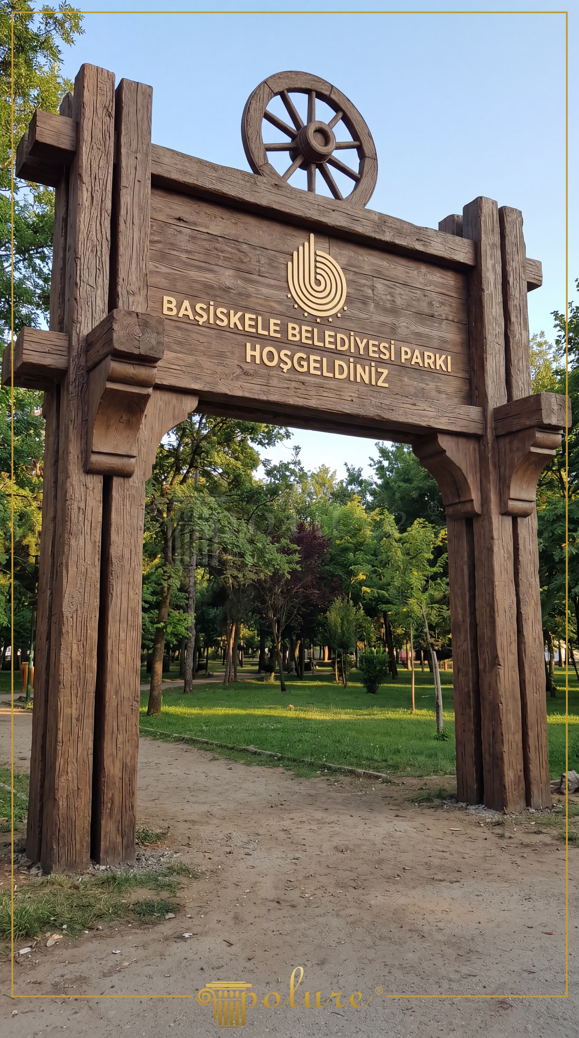 Portal monumental din poliuretan cu imitație de grinzi din lemn și consolă rustică la intrarea într-un parc natural