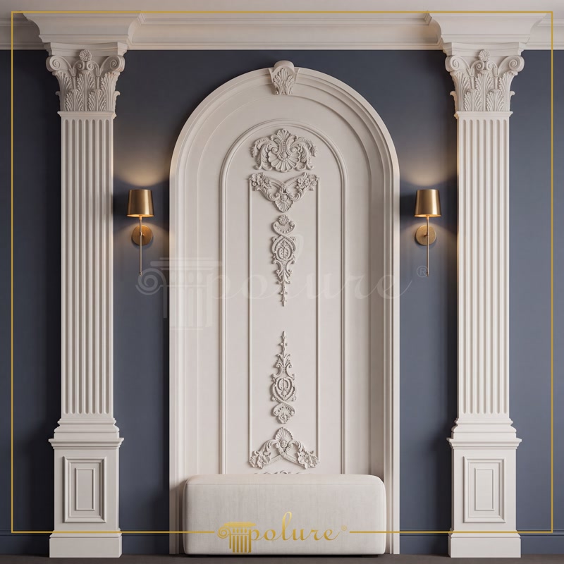 Nisa decorativa arcuita din poliuretan cu pilastri verticali si ornamente sculptate pe fundal inchis la culoare.