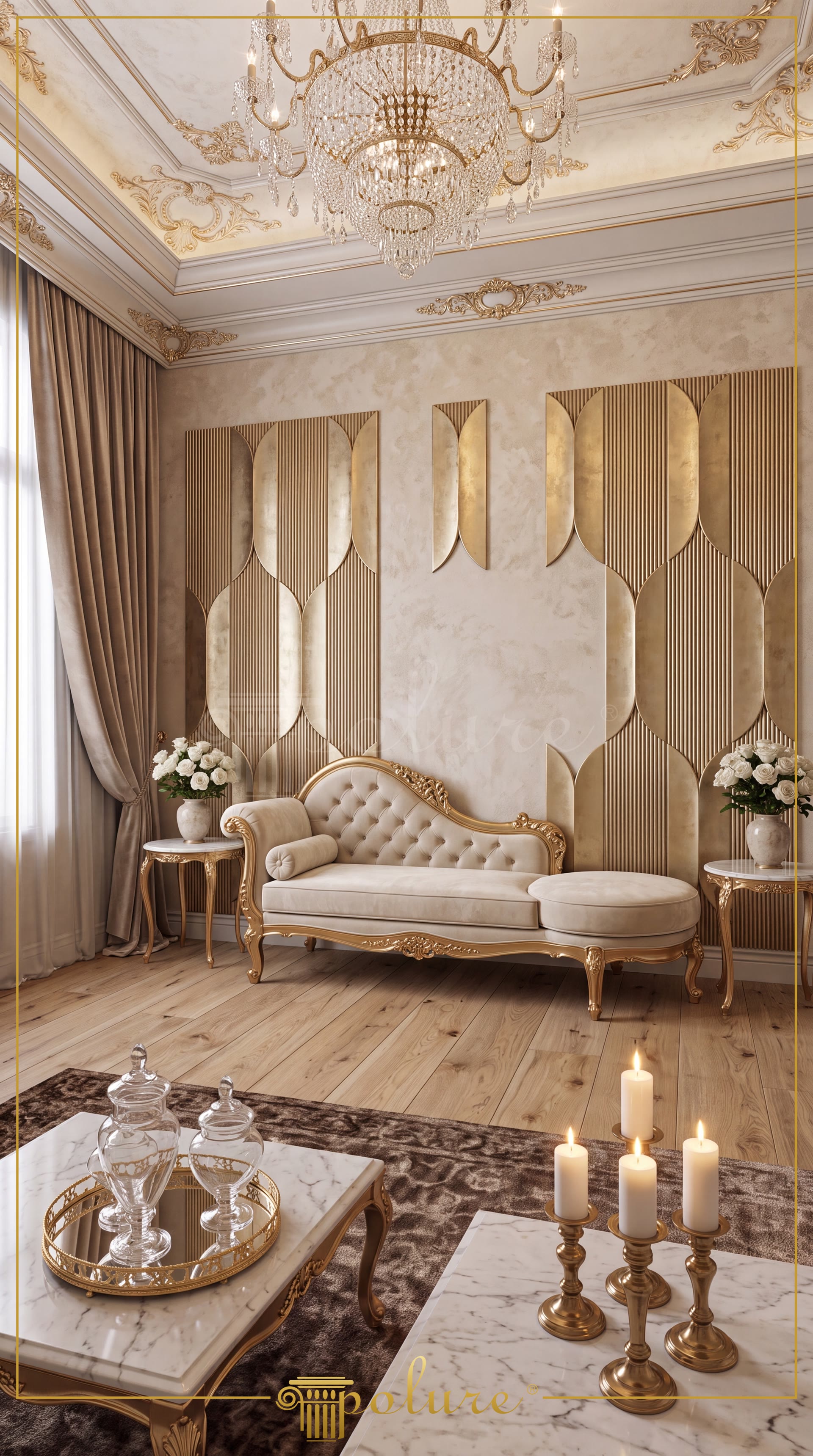 Living clasic cu panouri decorative din poliuretan aurii P312020 pe perete, șezlong bej și candelabru din cristal.
