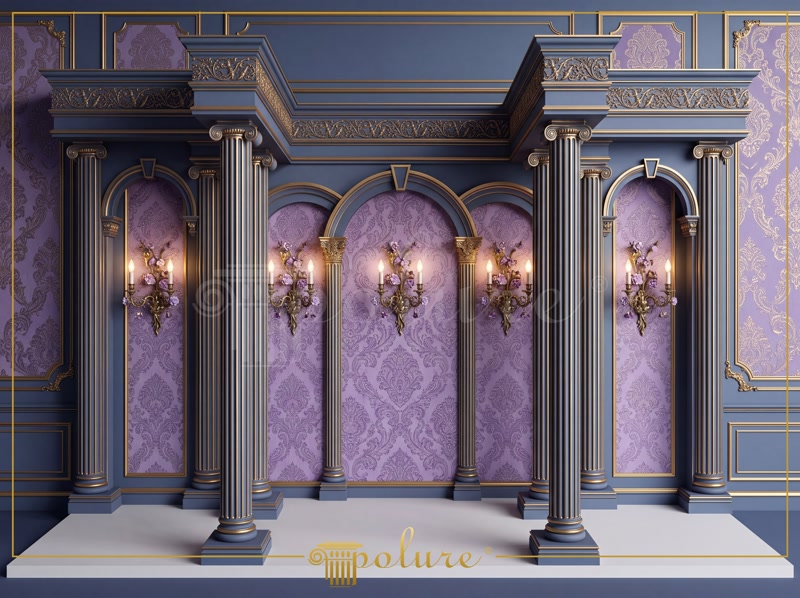 Compoziție perimetrală clasică din coloane poliuretan albastre și arce decorative pe fundal de tapet violet.