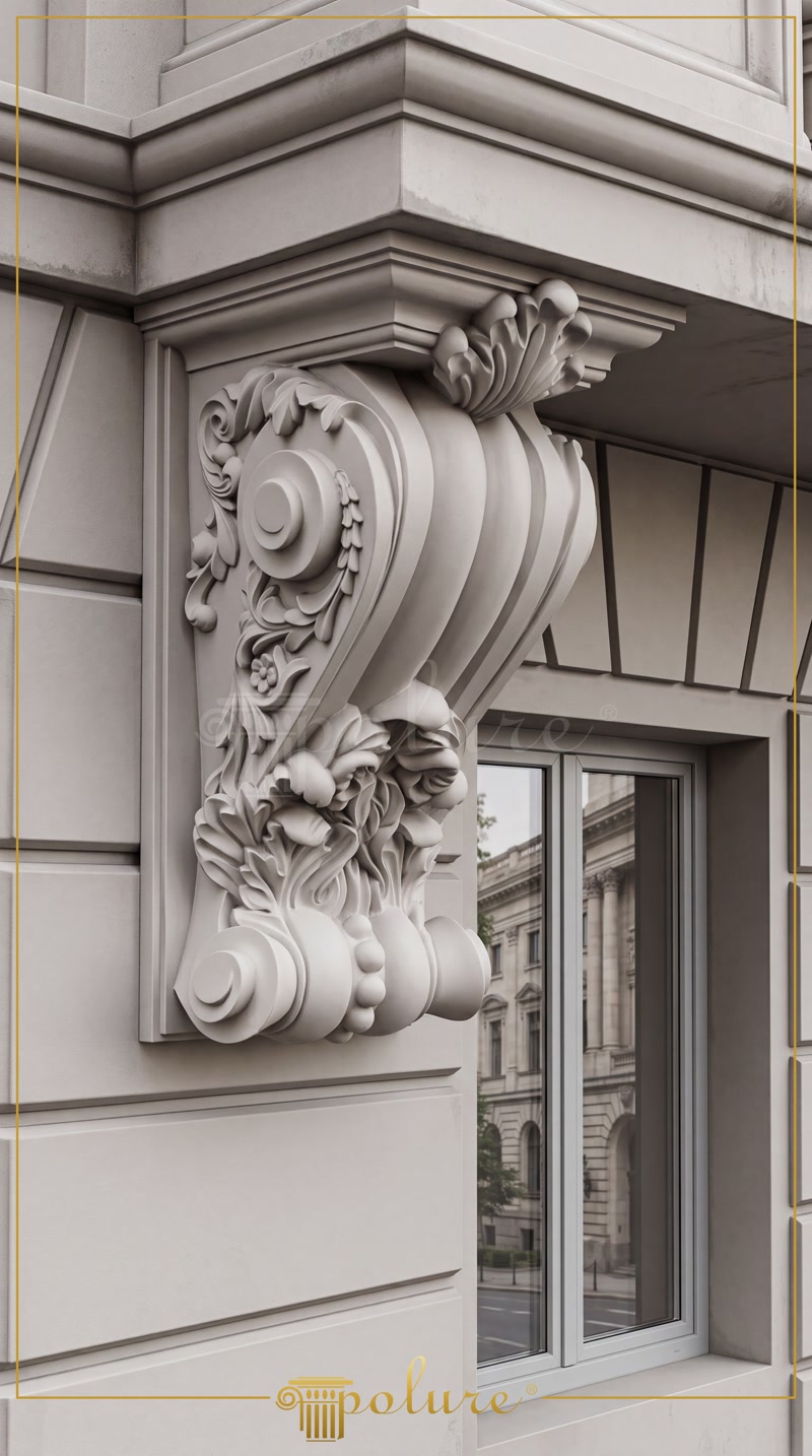 Consolă decorativă din poliuretan P6034 instalată pe fațadă exterioară clasică cu ornamente sculptate.