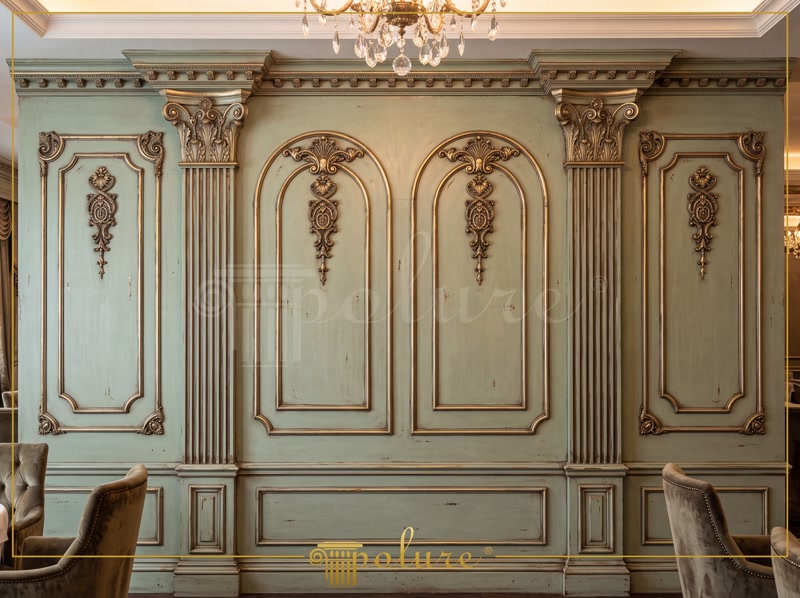 Perete decorativ verde salvie cu pilastri din poliuretan, baghete sculptate și ornamente aurite neoclasice