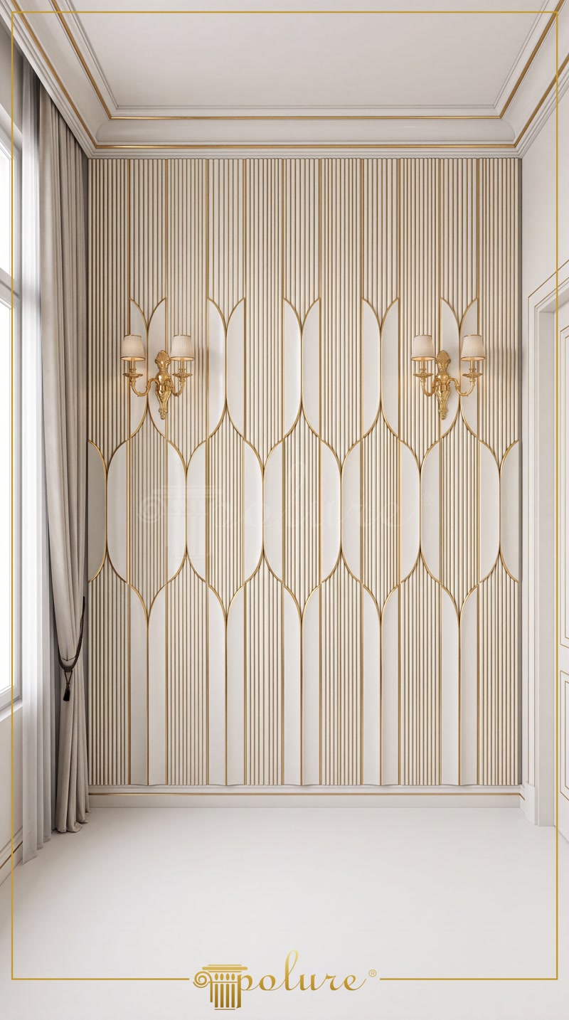 Perete decorat cu panouri din poliuretan P312020 și linii verticale aurii într-un living clasic reinterpretat.