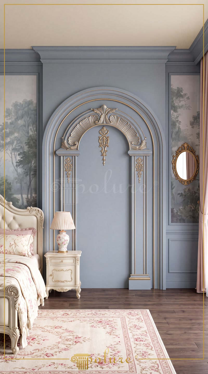 Arcadă decorativă din poliuretan albastru cu detalii aurii P14D30D160VI și ornamente clasice pe perete în dormitor.