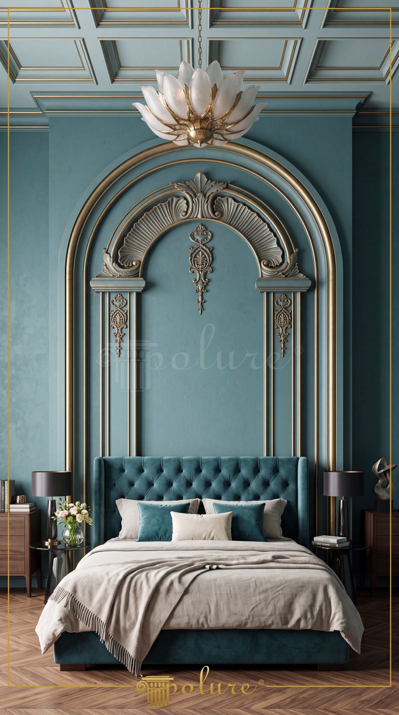Dormitor clasic reinterpretat cu arcadă decorativă din poliuretan, profiluri aurii și tăblie din catifea pe perete albastru.