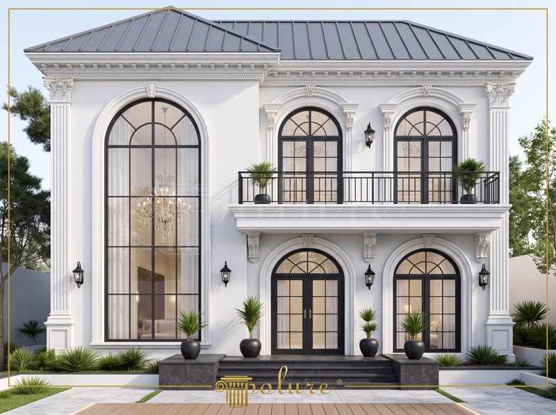 Fațadă albă de vilă cu ancadramente decorative din poliuretan, ferestre mari în arcadă și pilatri verticali.