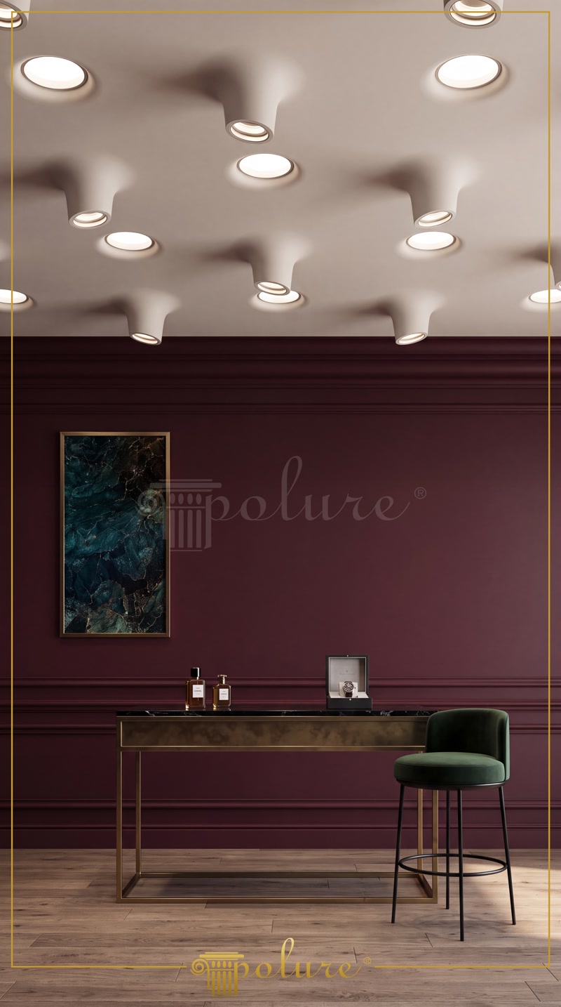 Tavan modern cu scafe din poliuretan pentru spoturi încastrate și perete bordou cu profile decorative.