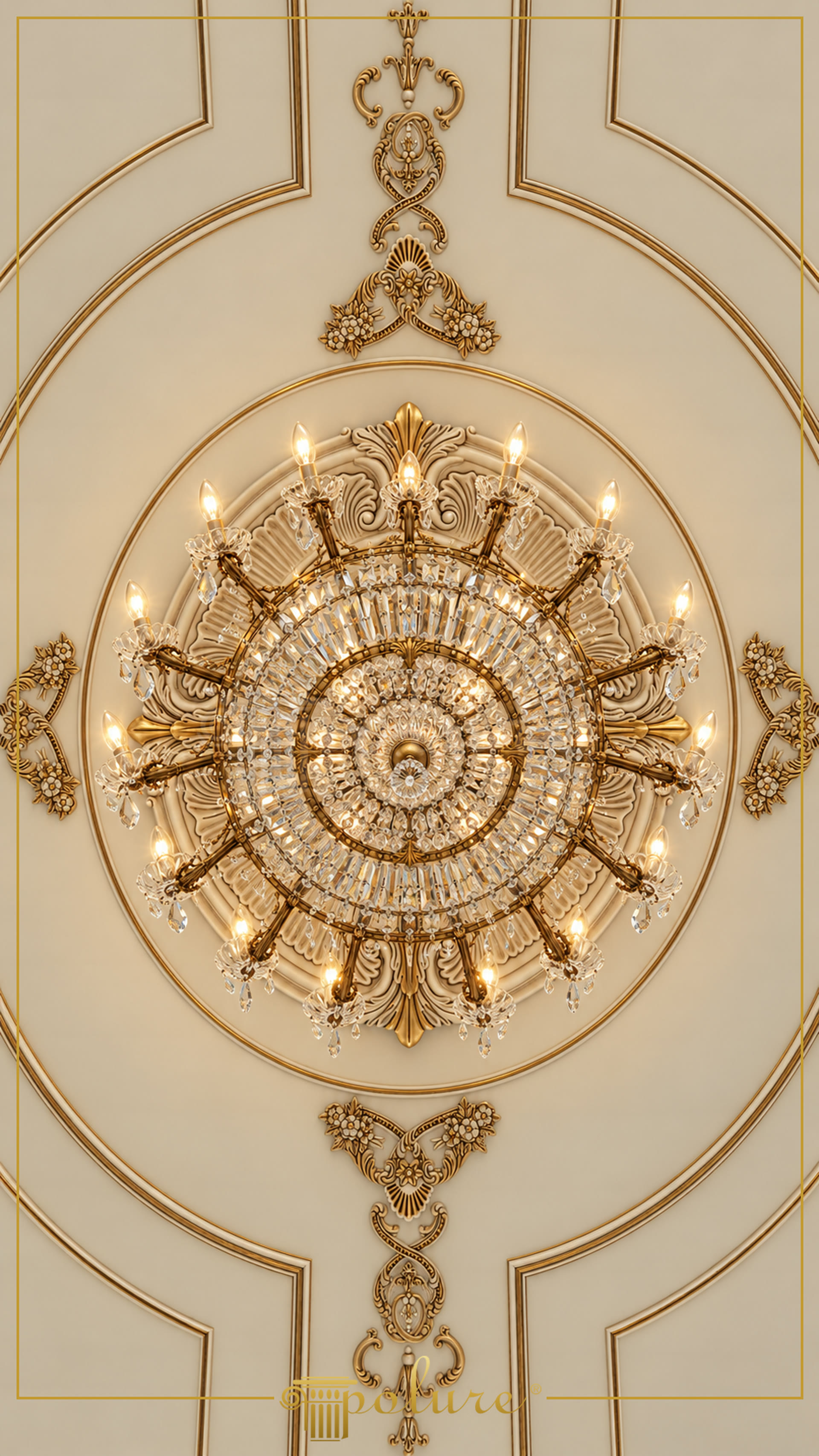 Rozetă de tavan din poliuretan cu ornamente aurii și candelabru cu cristale într-un salon clasic