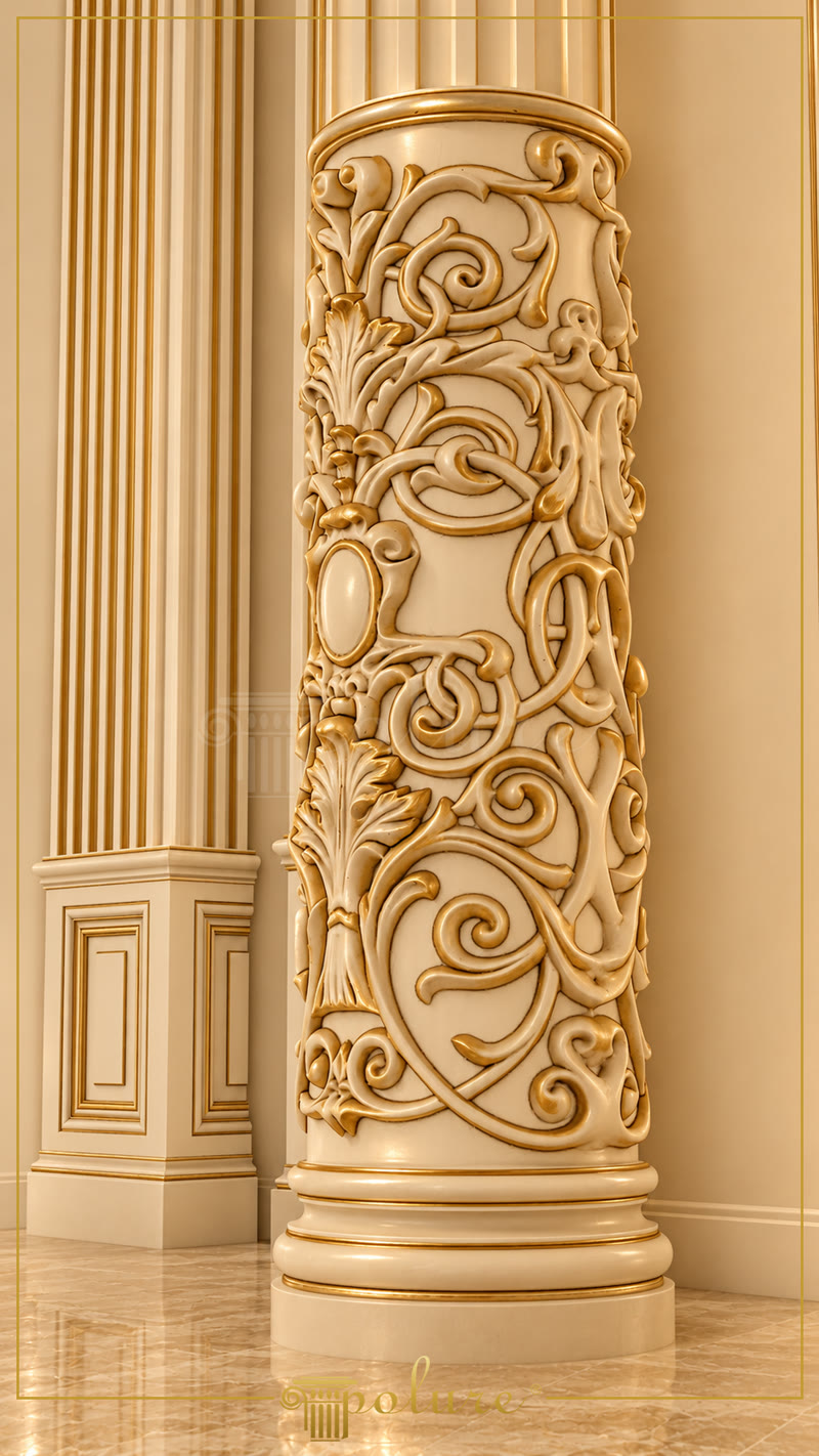 Coloană decorativă crem din poliuretan, cu volute și relief floral auriu, într-o sală clasică cu profile verticale