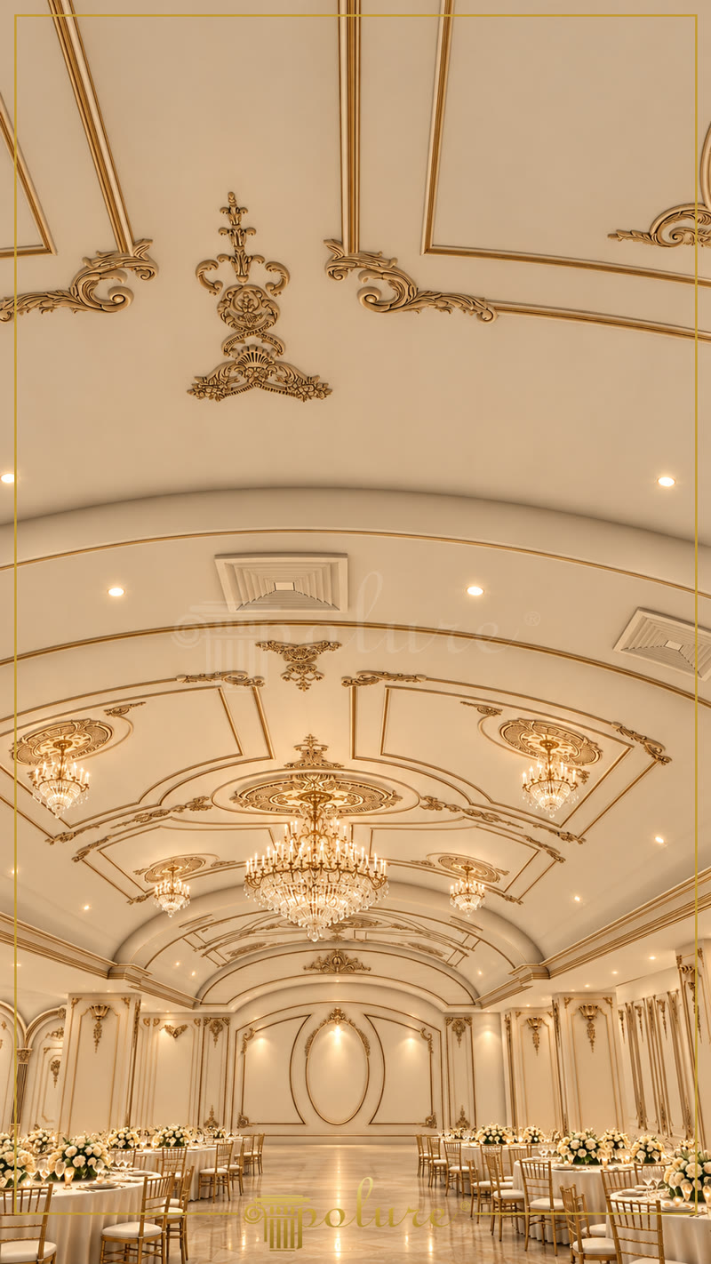 Tavan crem cu profile din poliuretan, rame aurii, medalioane decorative și candelabre într-un salon de evenimente
