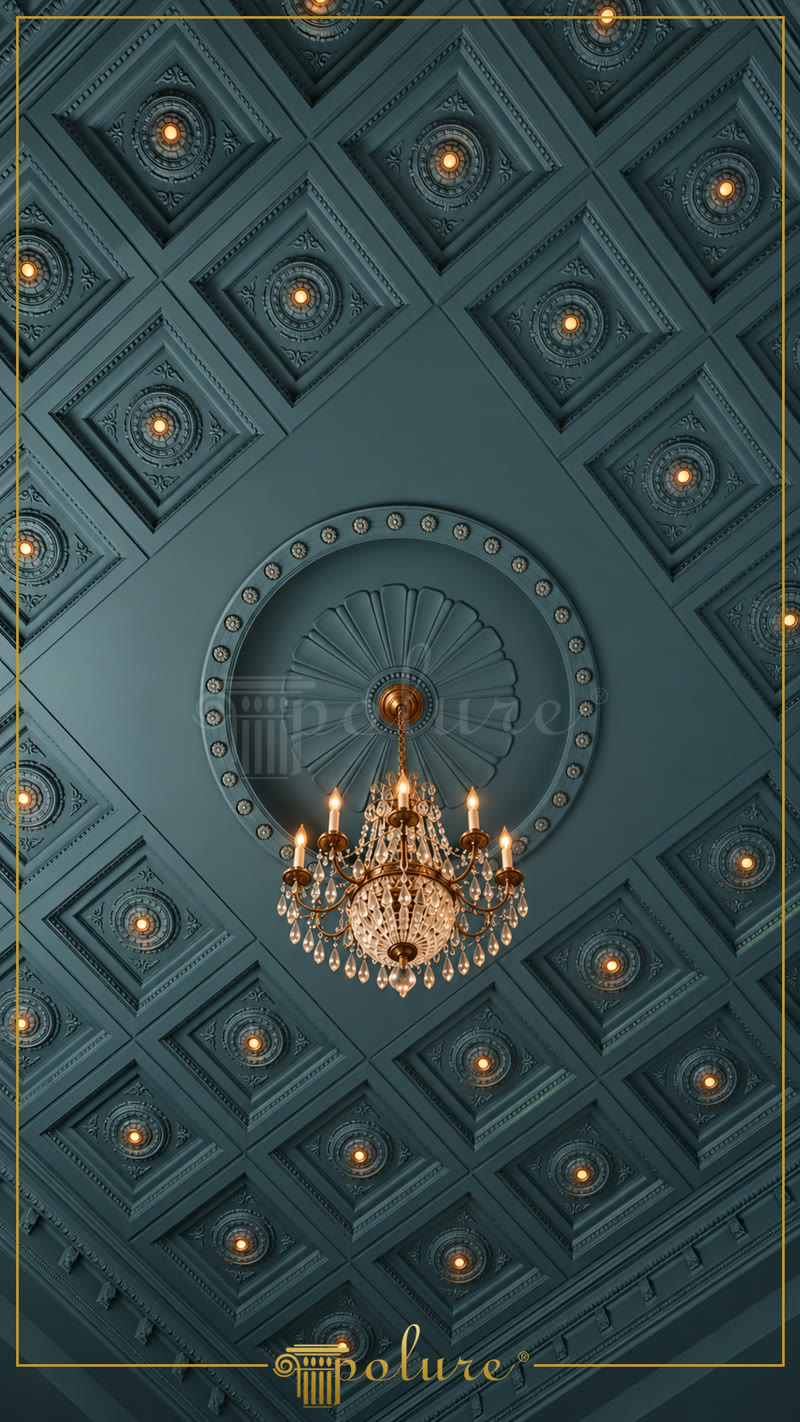 Tavan clasic din poliuretan cu casete diagonale, rozete iluminate și candelabru central într-un salon
