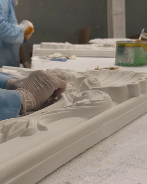 Basorelief decorativ primește finisaje manuale cu mănuși, detaliu cu detaliu.