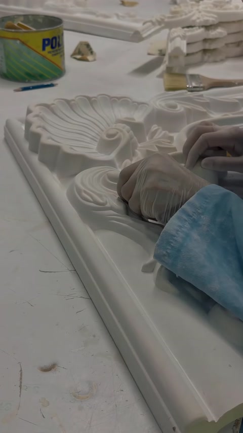 Detaliu al unui basorelief decorativ sculptat pe profil